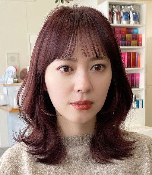 くびれで小顔効果!ヘルシーなミディアムヘア