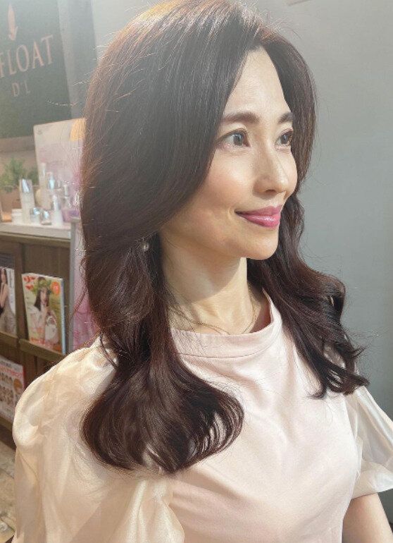 顔まわりが華やかに!大人かわいいセミロング