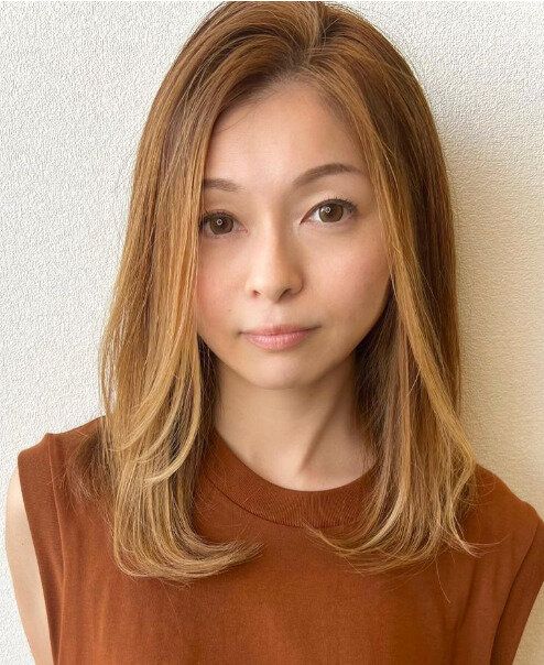 白髪が馴染む!ハイトーンカラーのセミロング