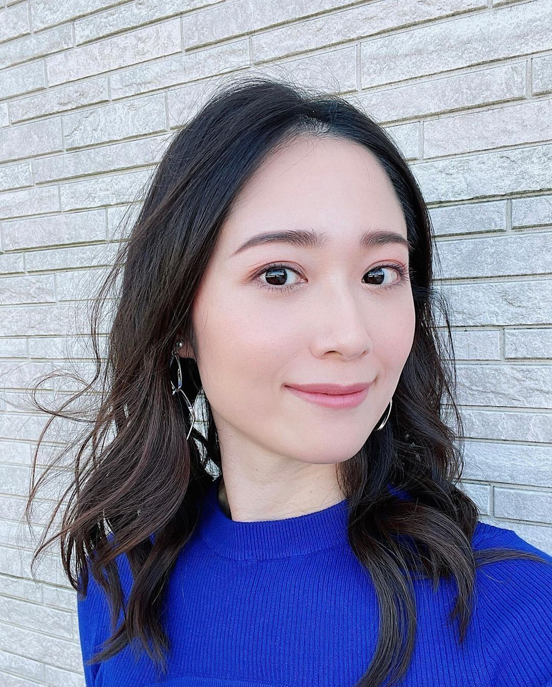 40代女性に人気のセミロング・ミディアムヘア!コテ巻きで華やかなツヤ髪セミロングヘア