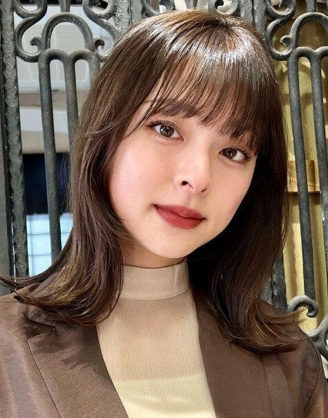顔まわりの後れ毛がポイント!外ハネミディアム