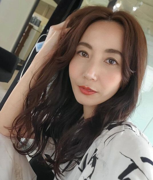 顔まわりが華やかに!姫カットセミロング