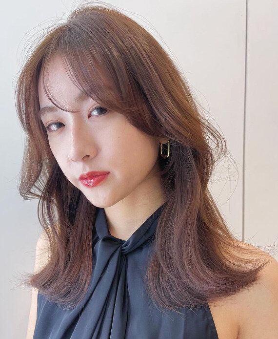 顔周りのデザインがポイント!エイジングレスなおしゃれセミロング