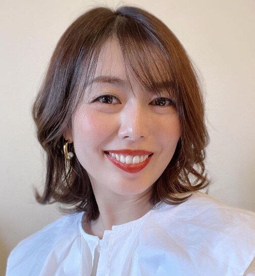 軽やかな外ハネカールが愛らしい!大人のミディアムボブ