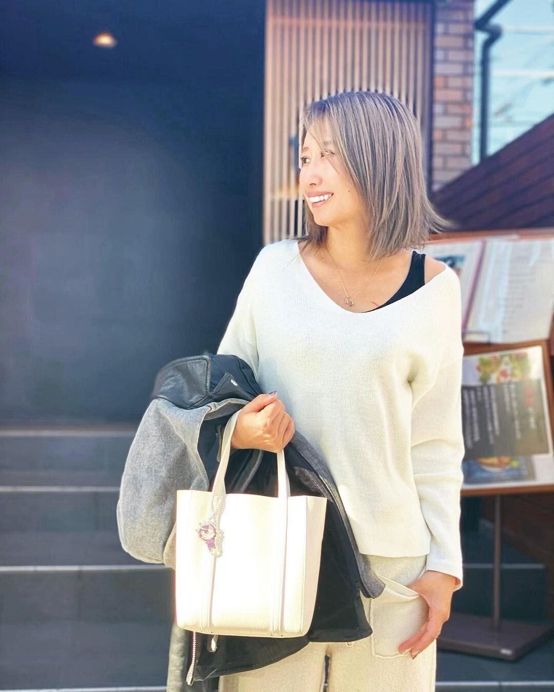 40代女性に似合うボブ!切りっぱなしハイトーンボブでアクティブさを