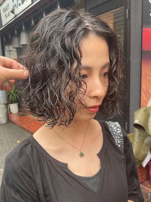 カッコ良く決まる!スパイラルパーマをかけたボブ