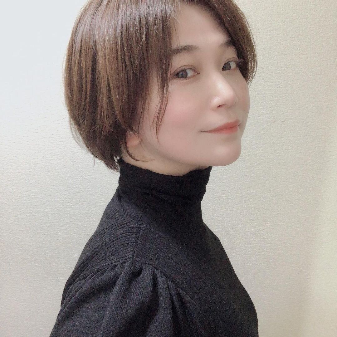 40代丸顔に似合うヘアスタイル えり足スッキリショートボブで大人かわいく演出!