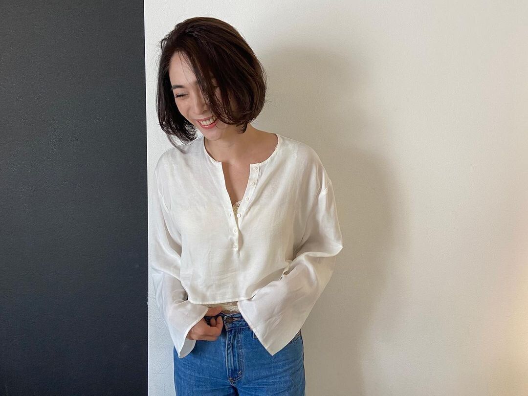 40代丸顔に似合うヘアスタイル クセ毛ボブで柔らかヘアに