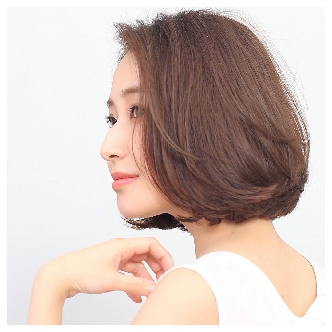 40代丸顔に似合うヘアスタイル かきあげ風ボブで女子力UP!