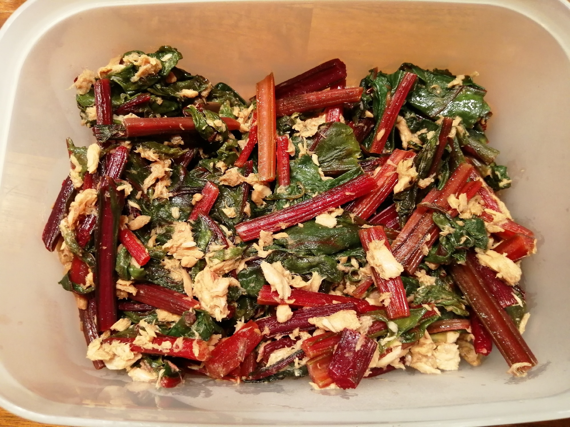 ツナとビーツの葉の炒め物　お弁当にも！