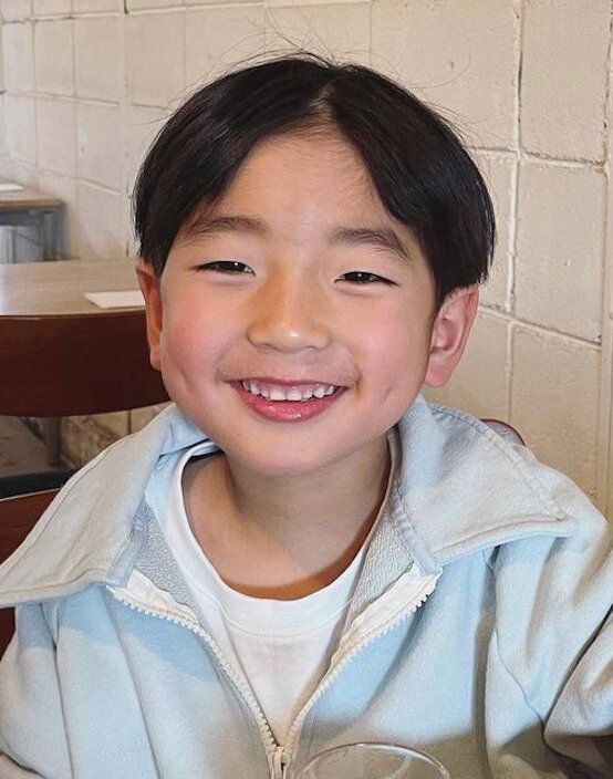 おしゃれ小学生男子の髪型・ヘアカタログ。センターパートに分けたかわいいマッシュヘア
