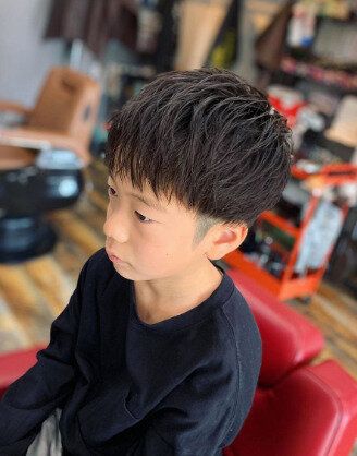 ワックスで毛束に動きを!丸みのあるツーブロック