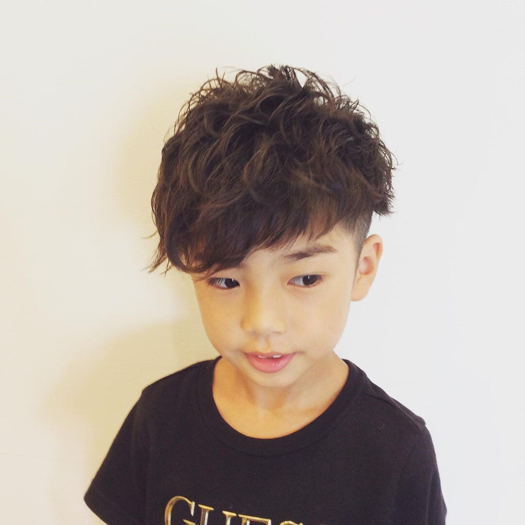おしゃれ小学生男子の髪型・ヘアカタログ!パーマ風でおしゃれ度UPのツーブロックスタイル