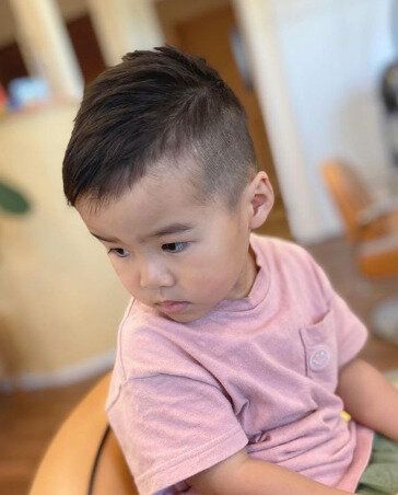 サッカー選手のように!短めのソフトモヒカンヘア