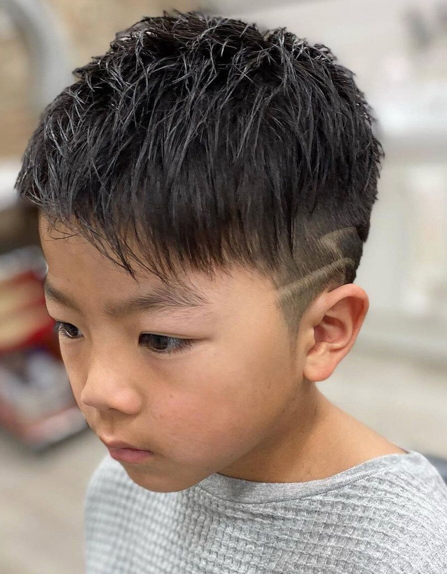 おしゃれ小学生男子の髪型・ヘアカタログ。休み期間中限定!クールなライン入りベリーショート