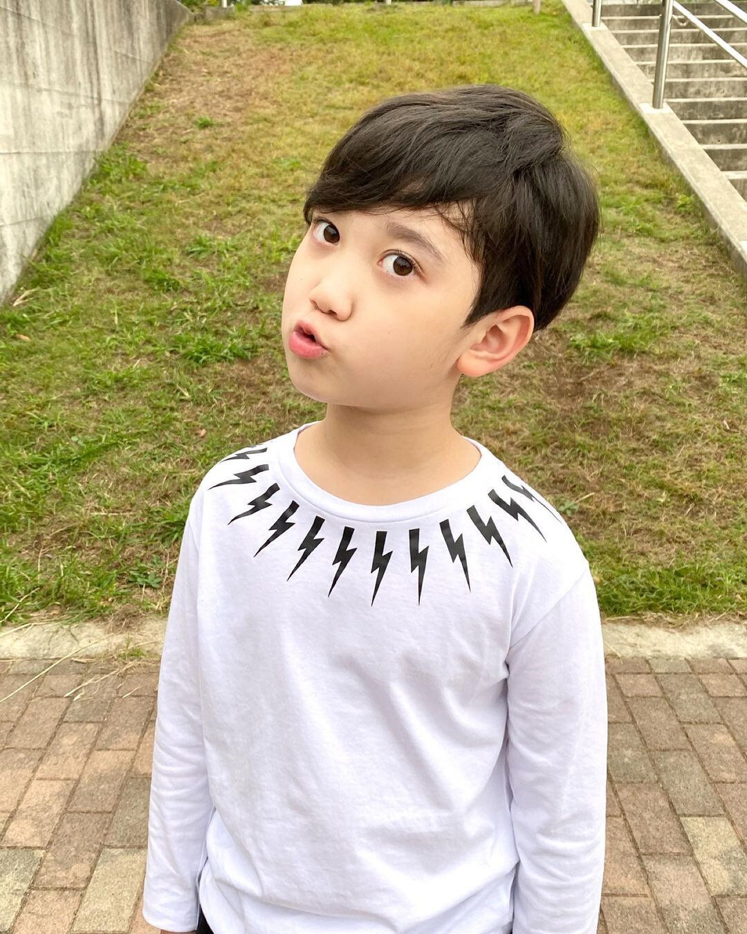 おしゃれ小学生男子の髪型・ヘアカタログ!クセ毛を活かしてまとまりショートに