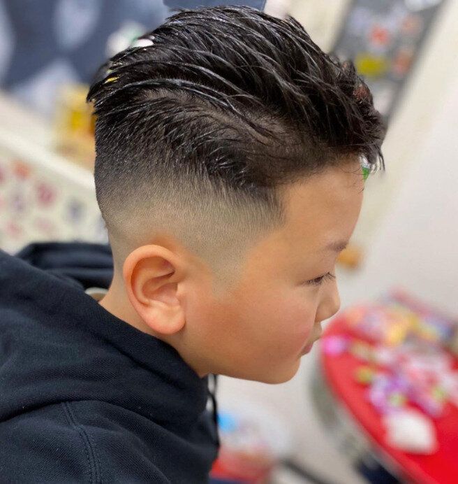 おしゃれ小学生男子の髪型・ヘアカタログ。オールバックでクールに決まる刈り上げヘア