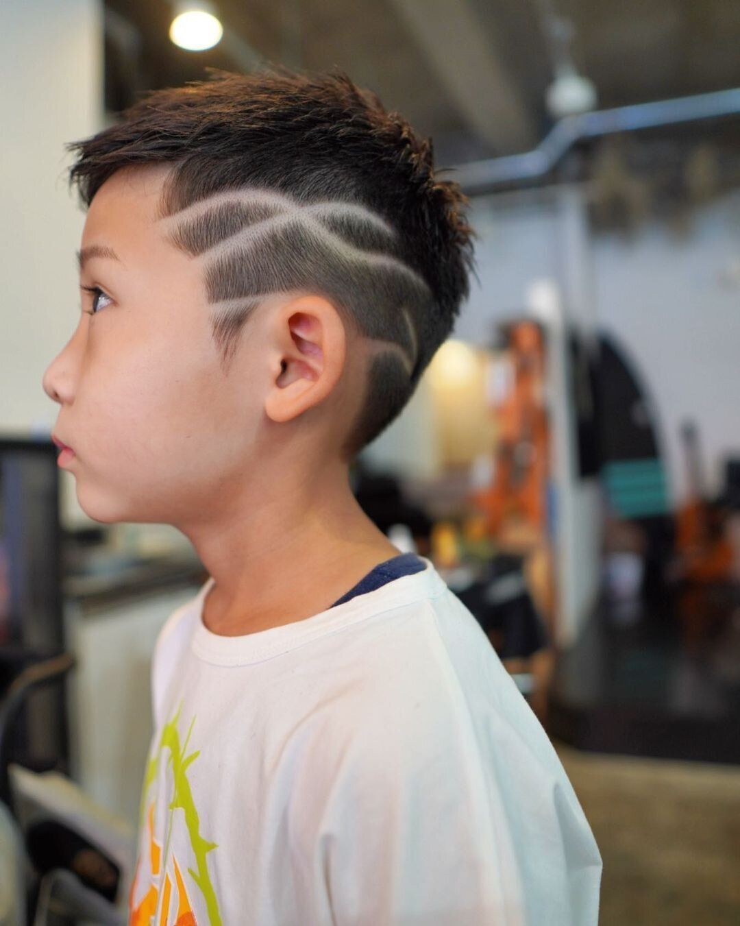 おしゃれ小学生男子の髪型・ヘアカタログ!大胆なライン入りモヒカン