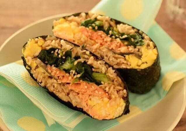 焼き鮭のオートミールおにぎらず