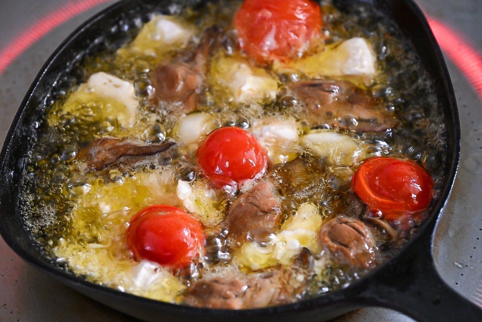 スキレットに入った牡蠣とチーズのアヒージョ