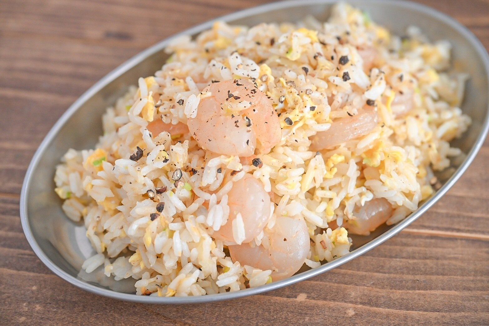 皿に盛られたえびと卵のチャーハン