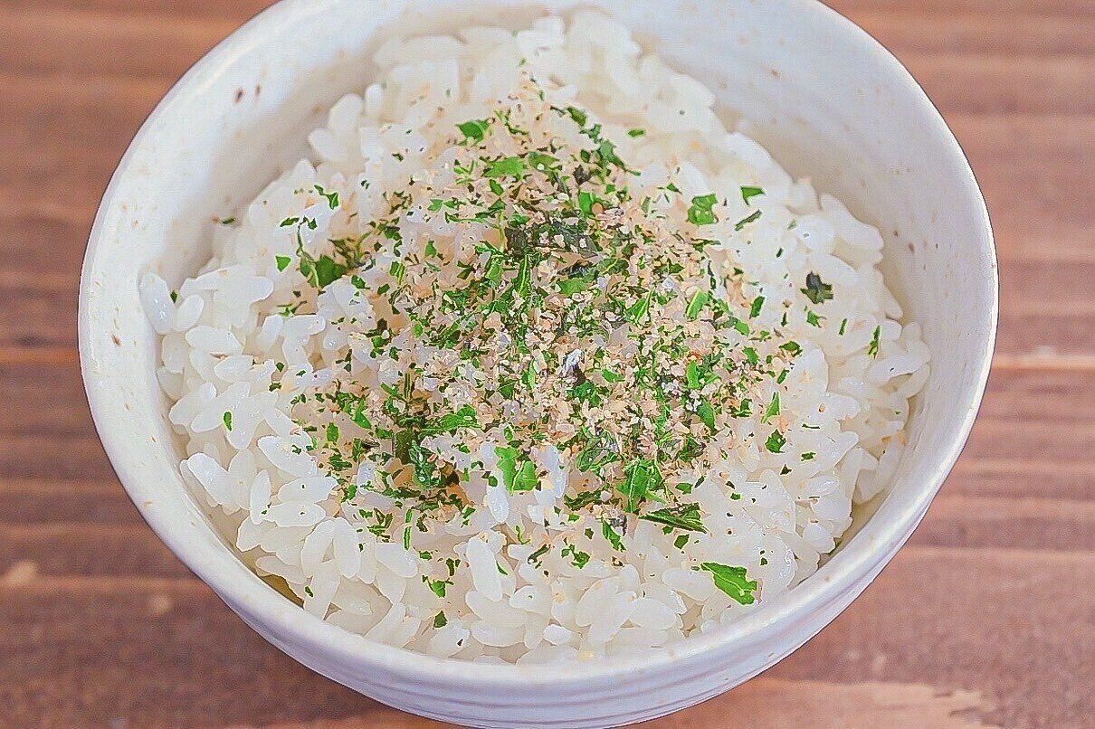 茶碗に入った大葉のふりかけがかかったごはん