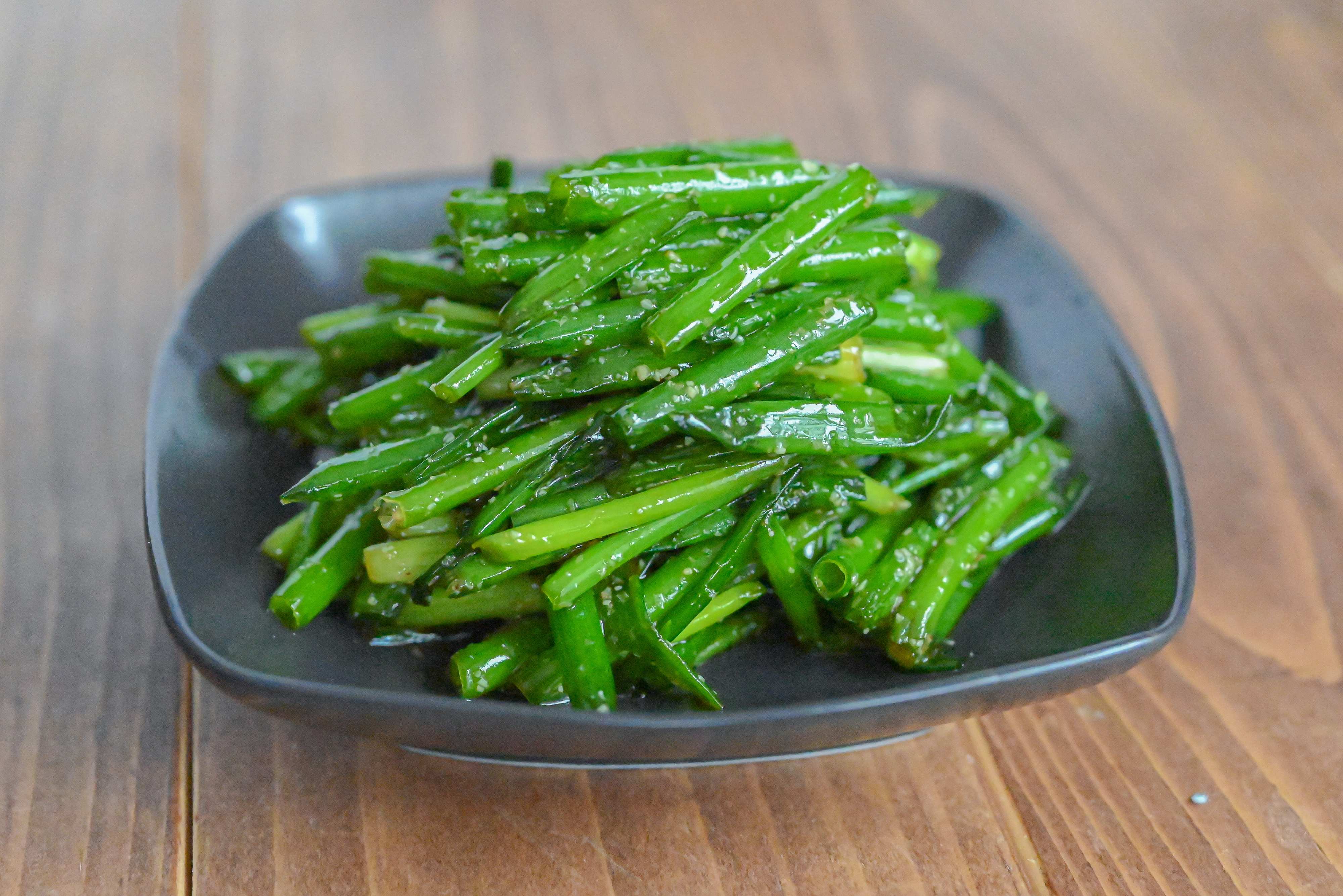 皿にのった小ねぎのナムル