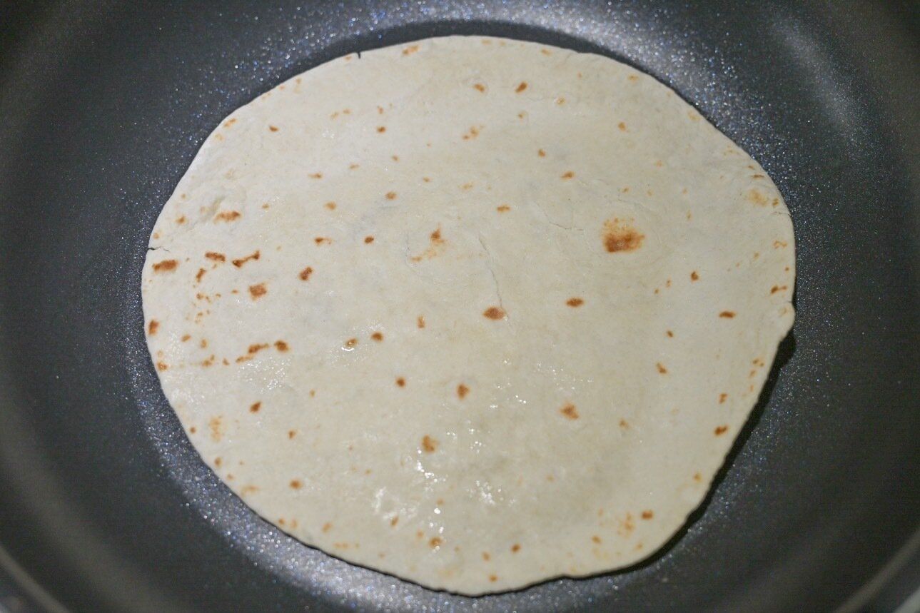 フライパンに入ったトルティーヤ生地