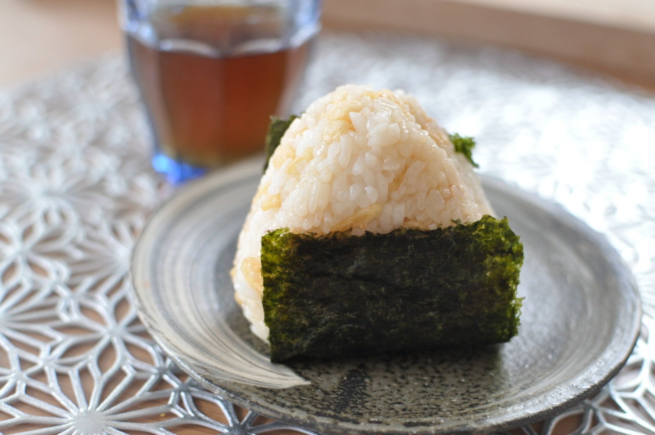 揚げ玉おにぎりをお皿に盛り付けた様子