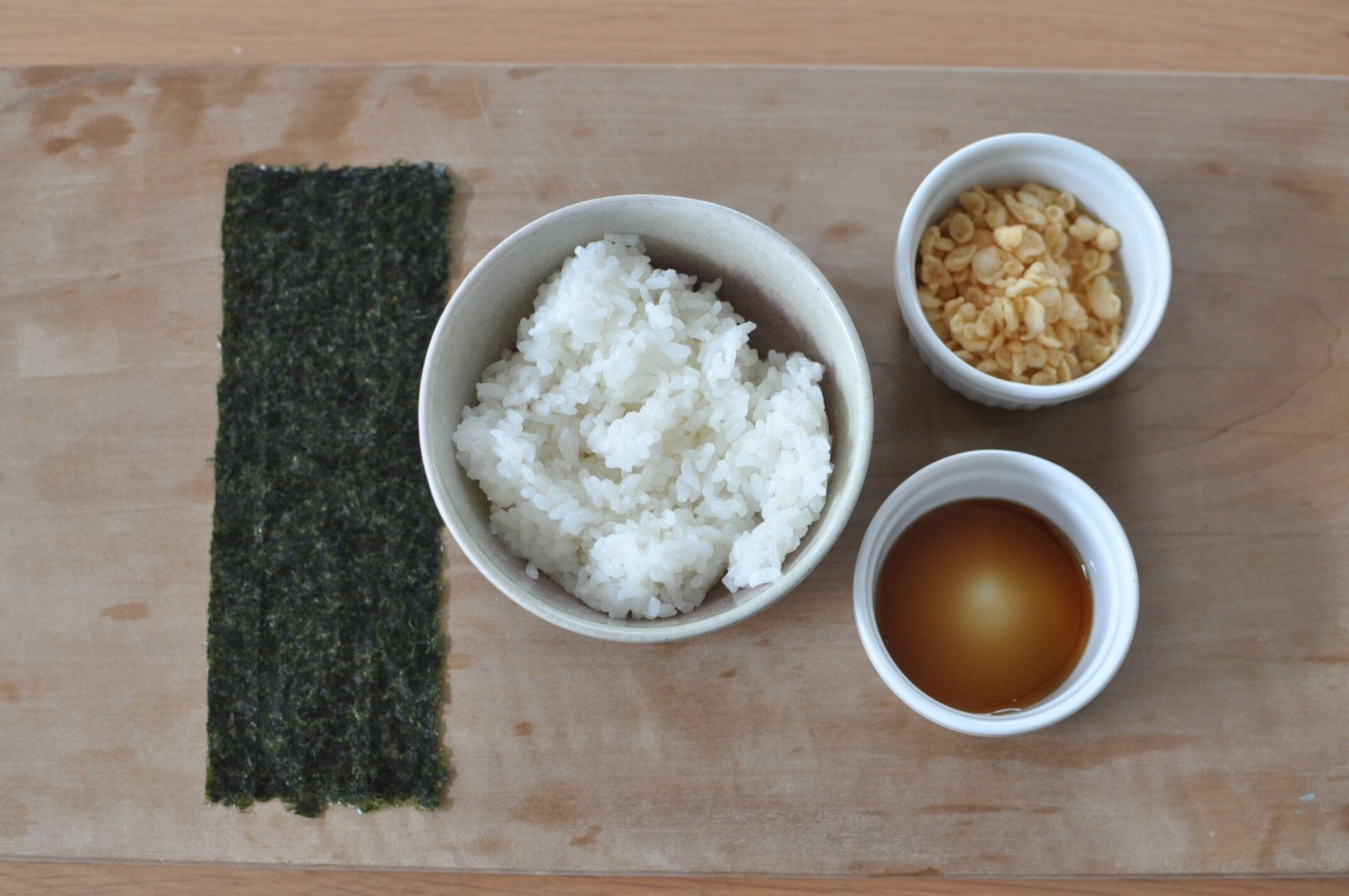 揚げ玉おにぎりの材料を並べた様子