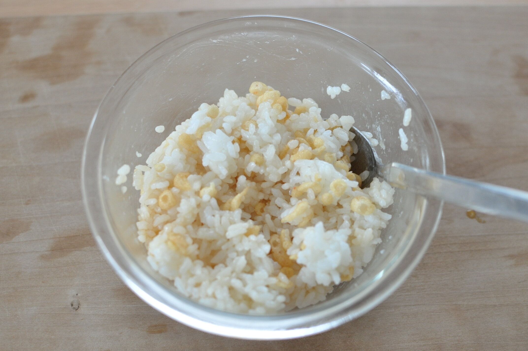 ご飯と揚げ玉と麺つゆを混ぜ合わせる様子