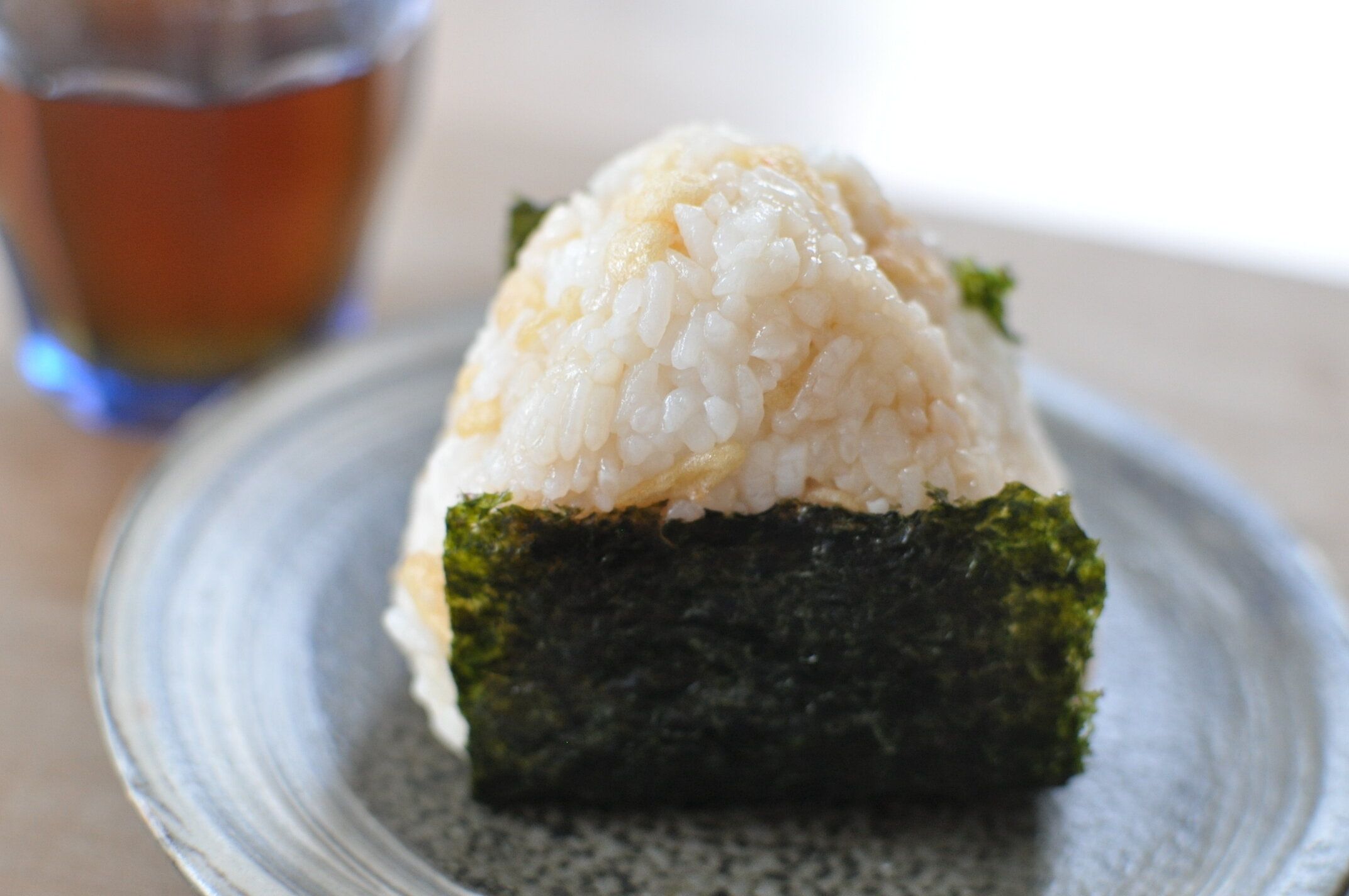 揚げ玉おにぎりに海苔を巻いて盛り付けた様子