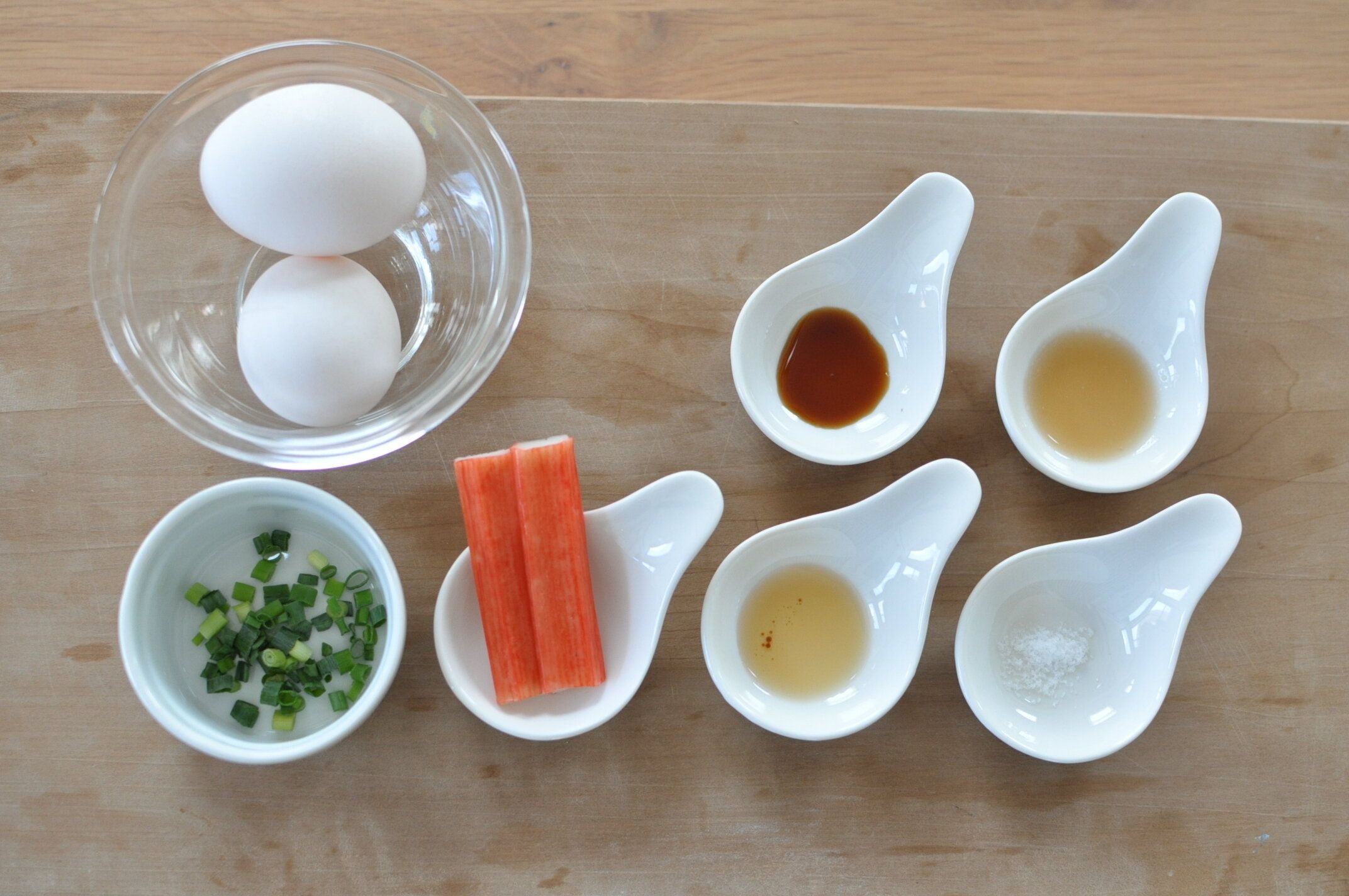 とろーり卵のかに玉の材料を並べた様子