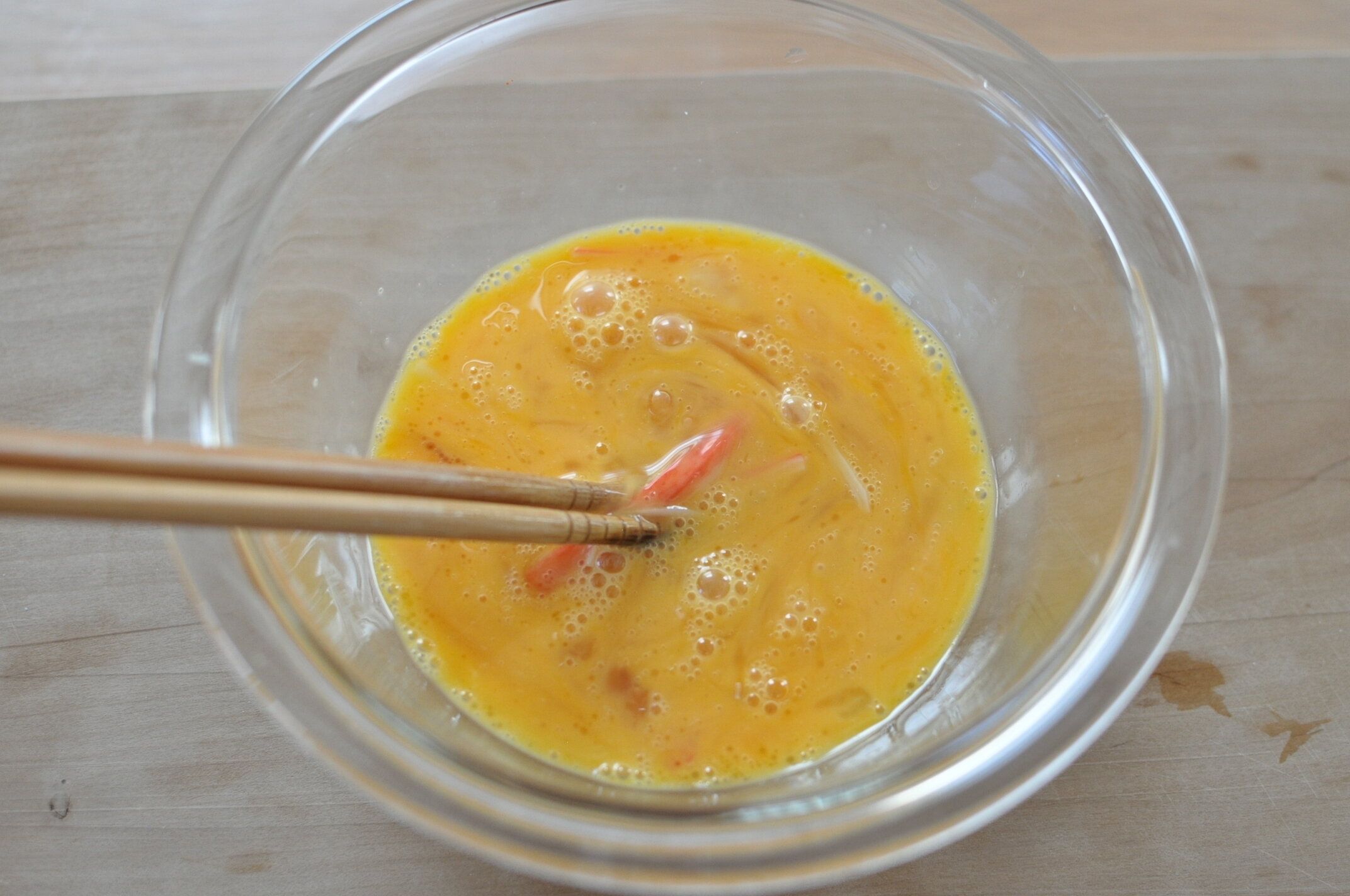 かに玉の材料を混ぜ合わせる様子