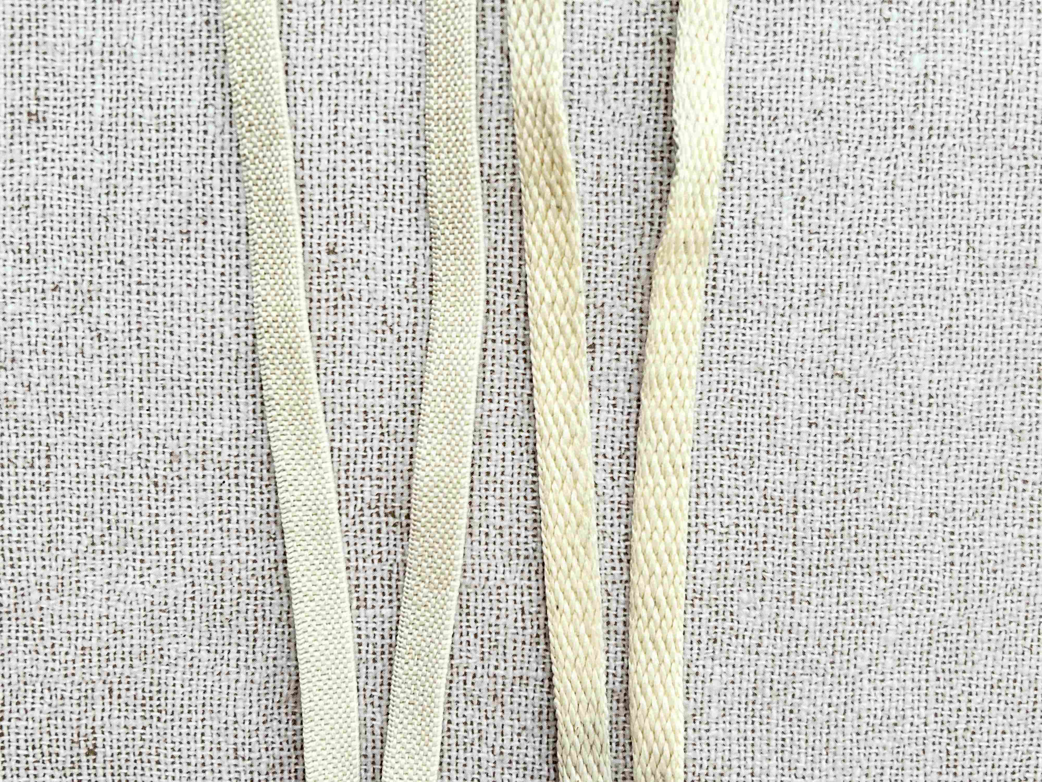 セリア スニーカー 伸びる靴ひも