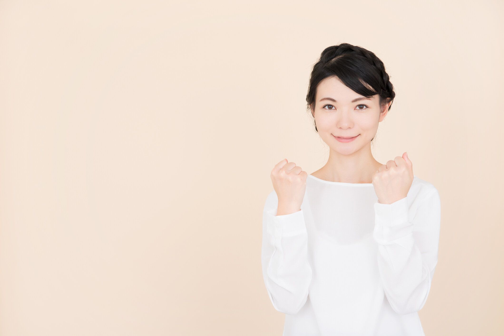 空気中に彼女の拳をポンプする若い女性