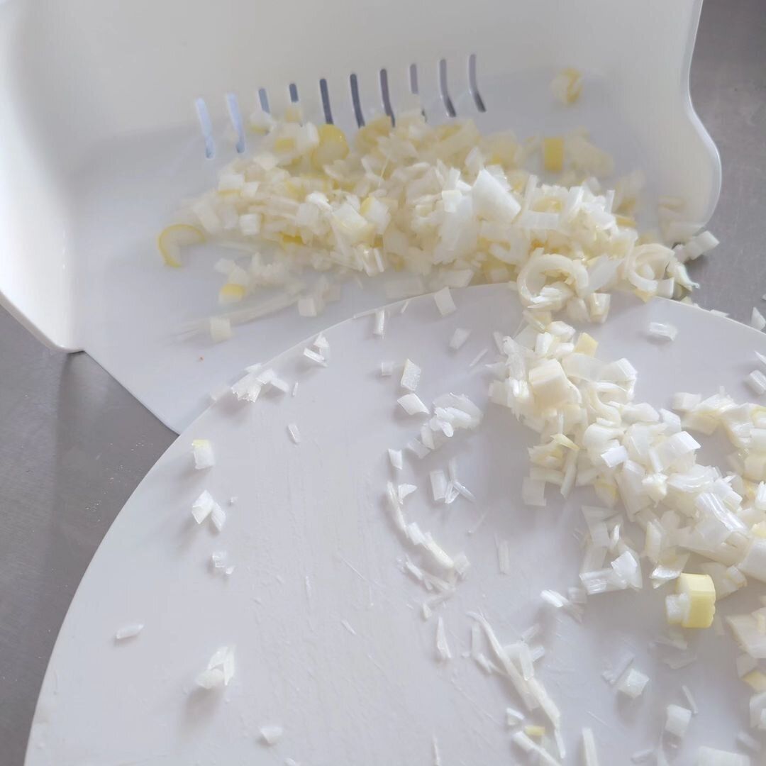 【セリア】スライドするだけで細かな食材もすっきりまとまる