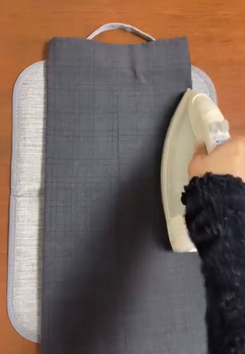 コンパクトで使いやすい!「折りたたみ式アイロン台」