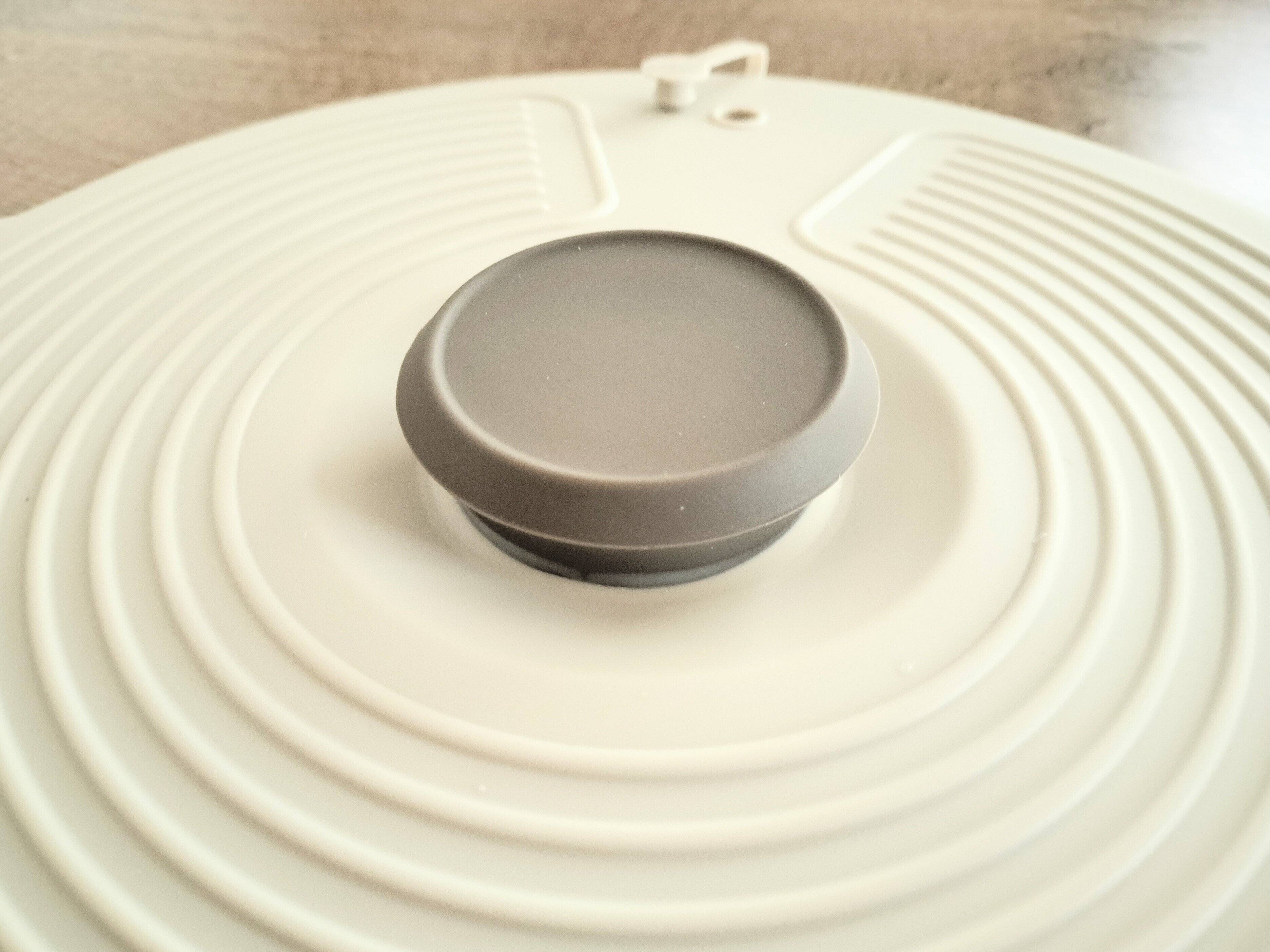 蓋が手に取りやすい大きさのシリコーン蓋