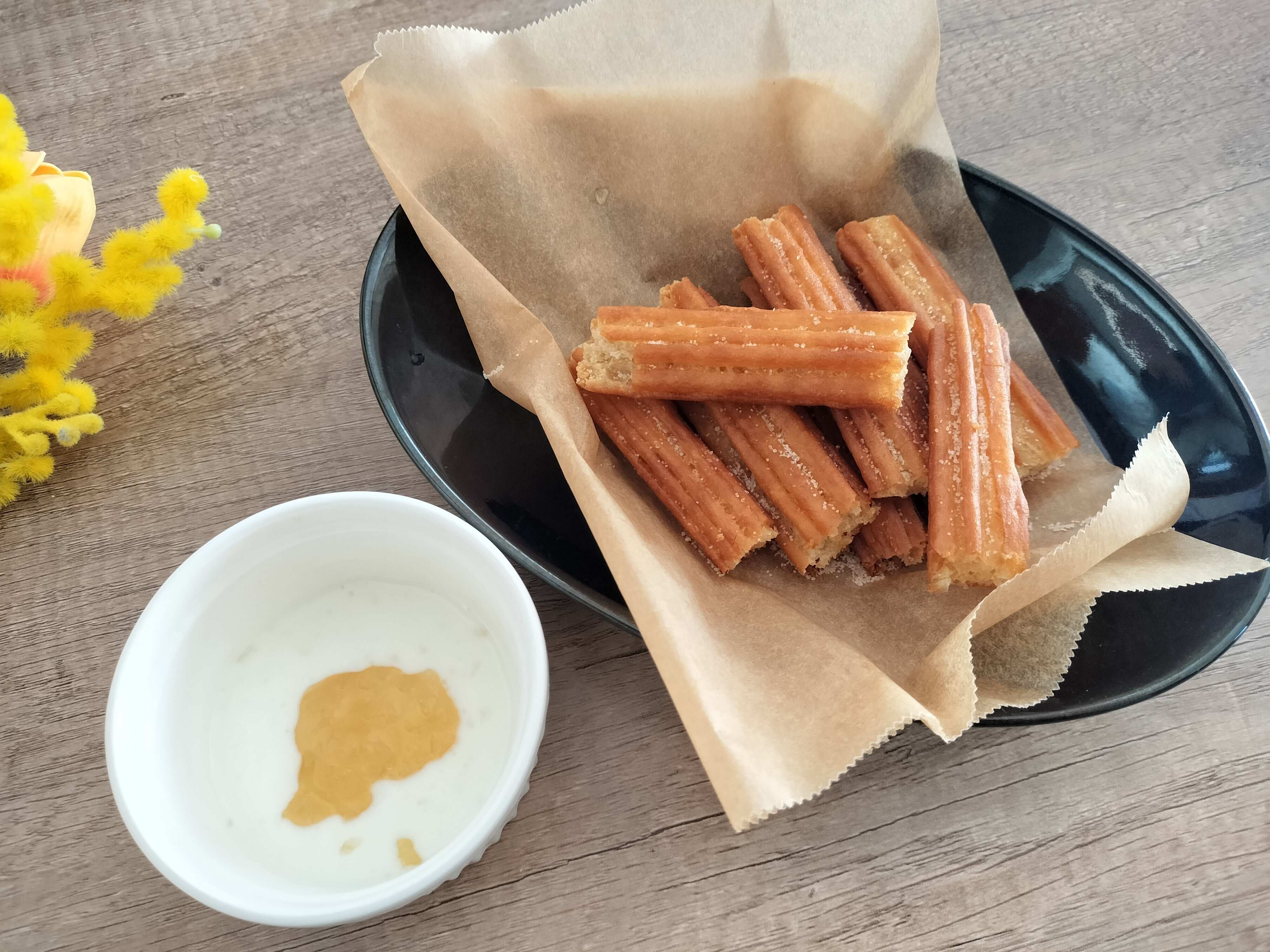 ヨーグルトソース添えのチュロス
