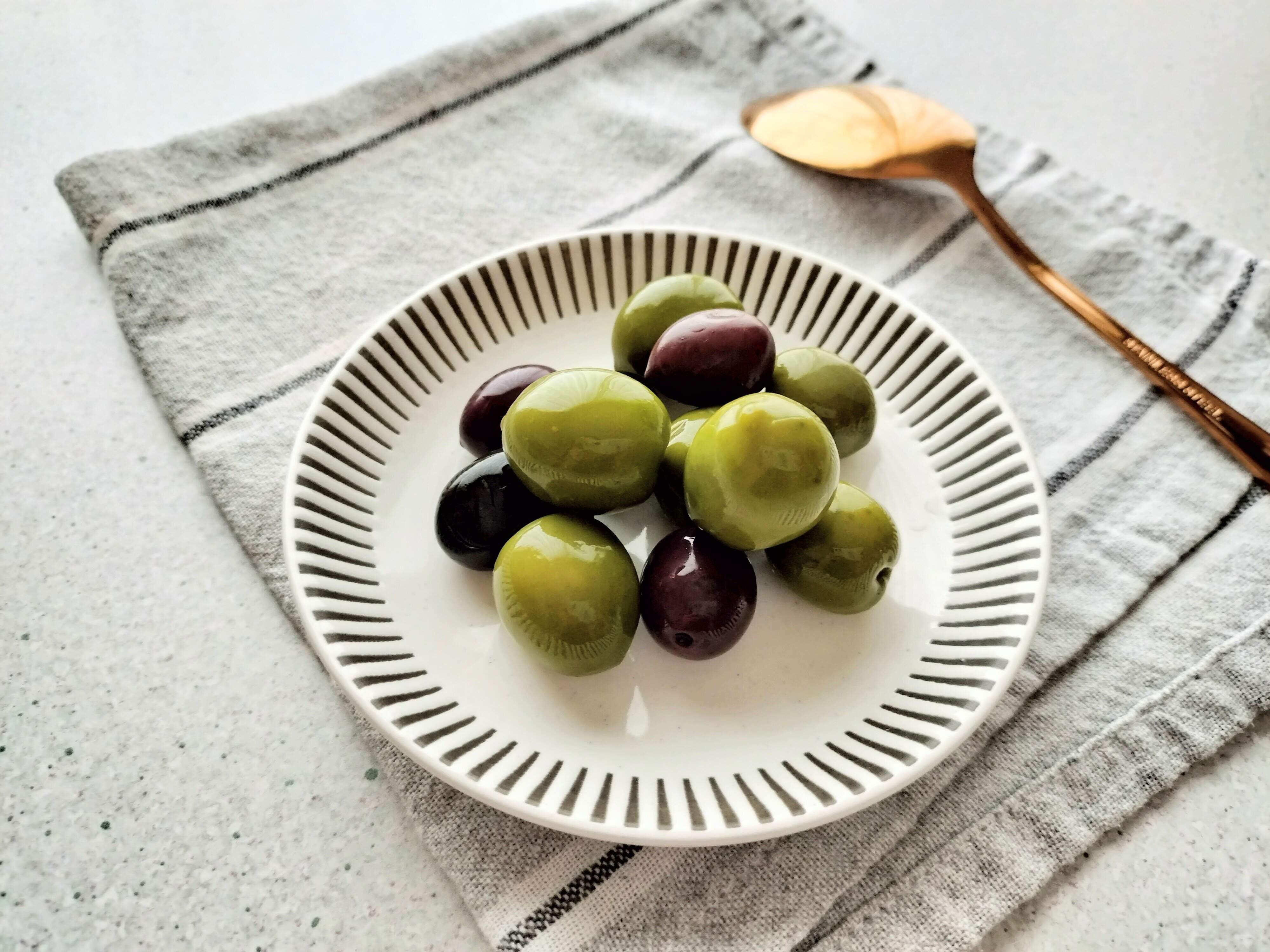 お皿の上にあるミックスオリーブ