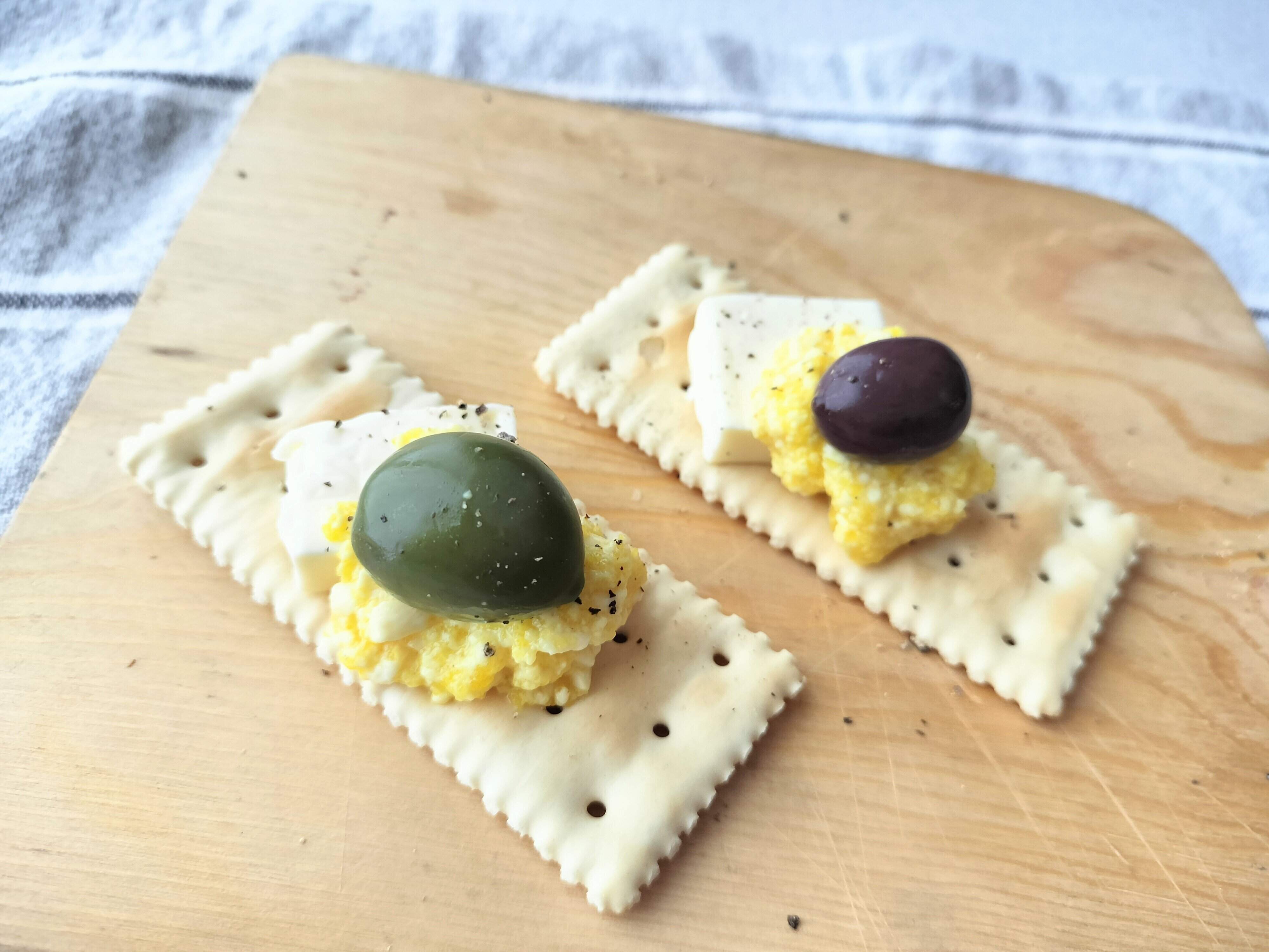 オリーブとチーズのカナッペ
