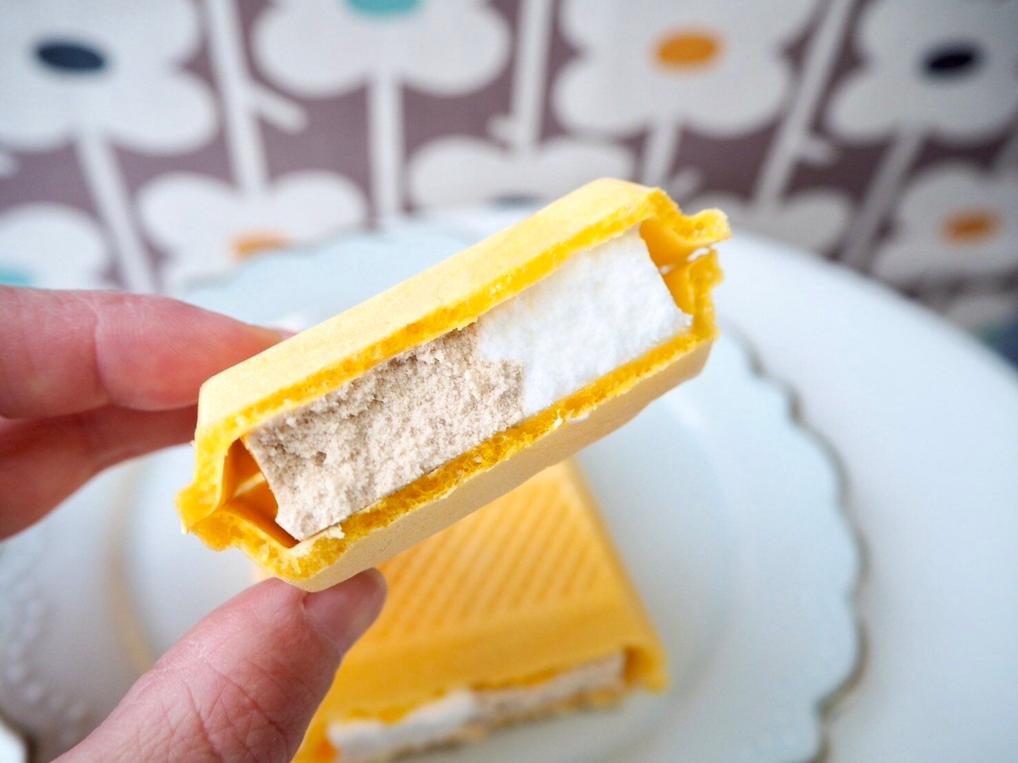 シャトレーゼ「アイスモナカバニラ&コーヒー」断面写真