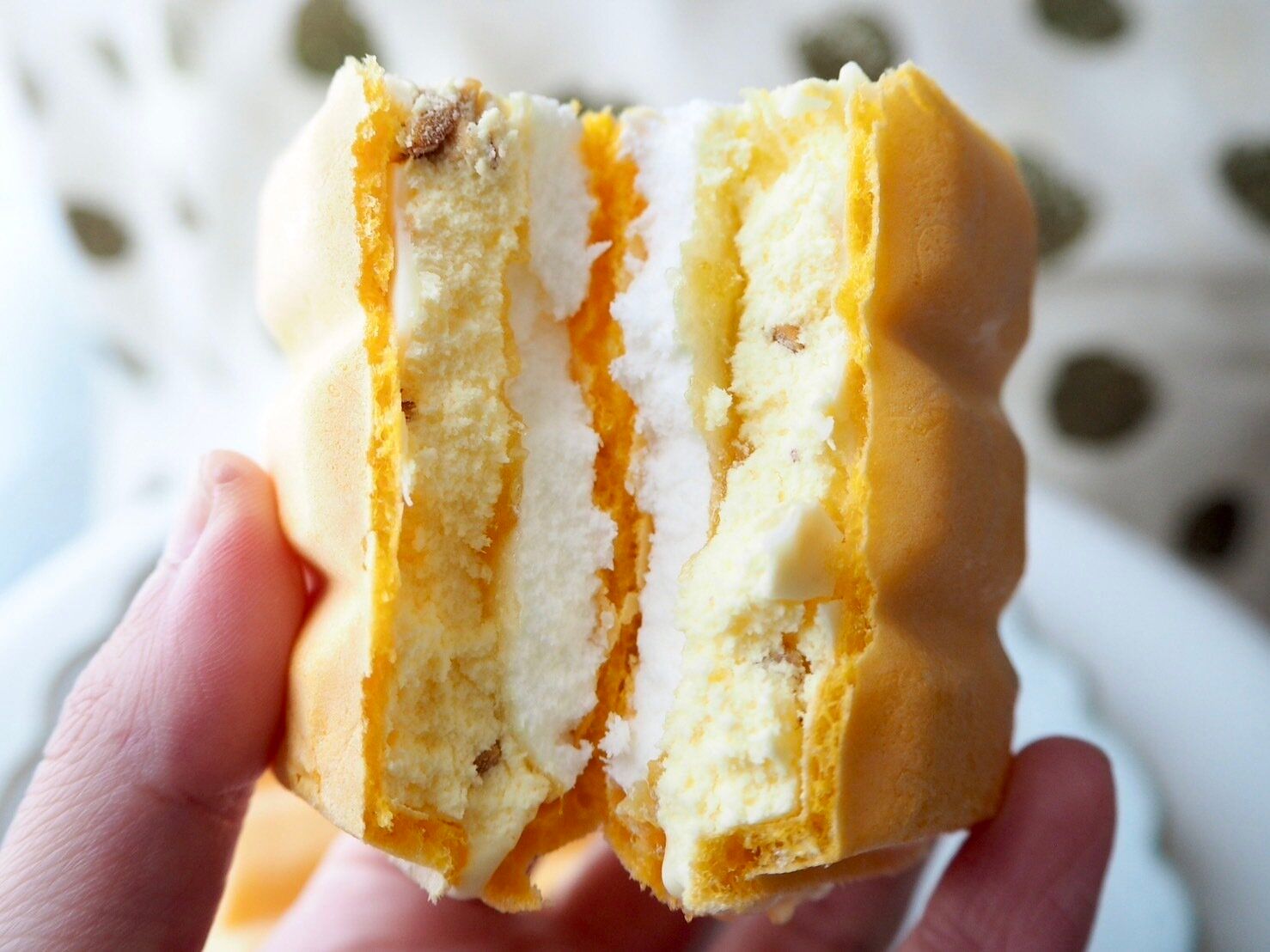 シャトレーゼ「DESSERTモナカ 瀬戸内レモンタルト」断面写真