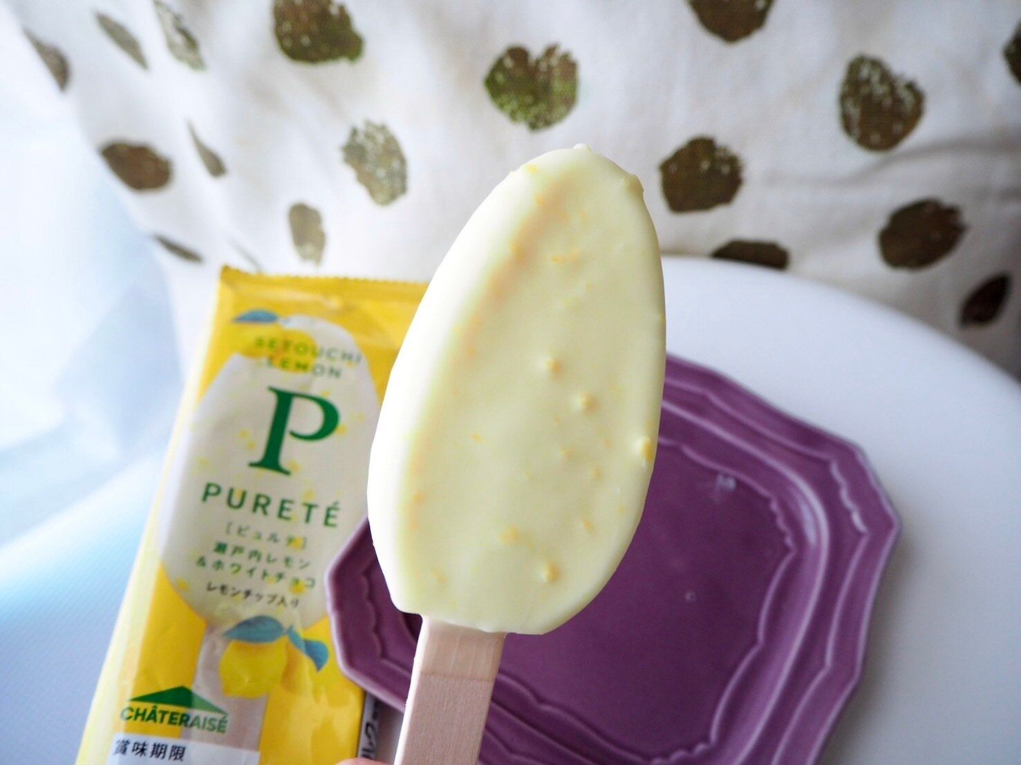 シャトレーゼ「ピュルテ 瀬戸内レモン& ホワイトチョコ レモンチップ入り」開封写真