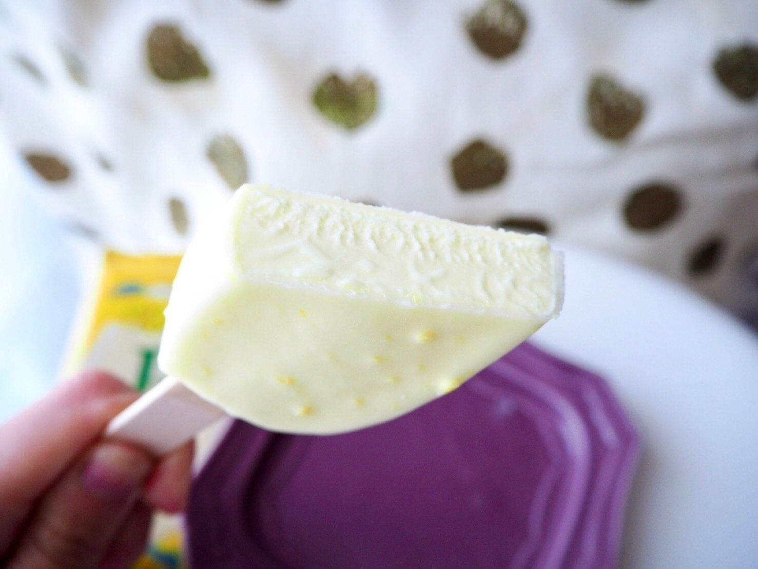 シャトレーゼ「ピュルテ 瀬戸内レモン& ホワイトチョコ レモンチップ入り」断面写真