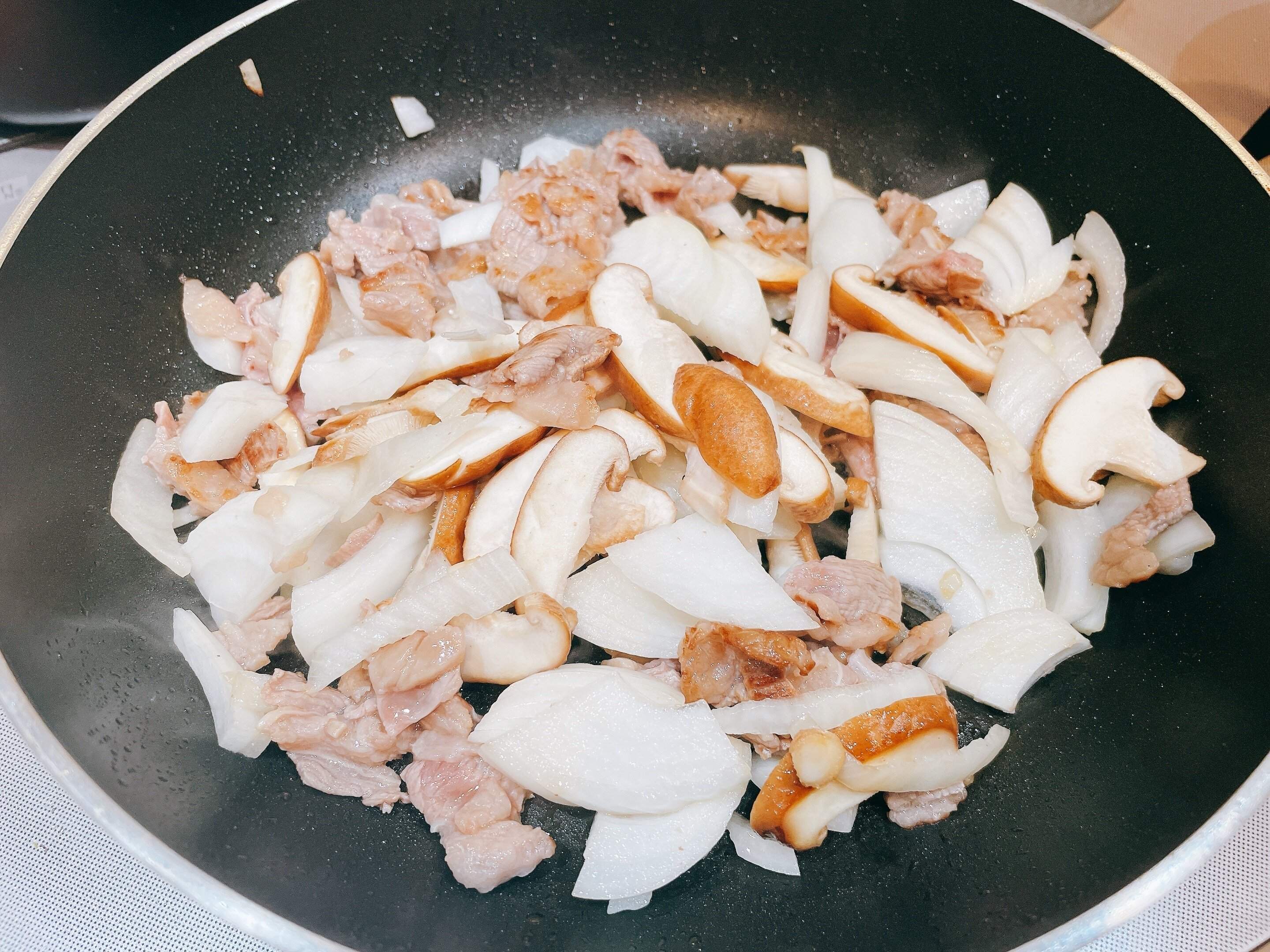 お肉など具材を炒める