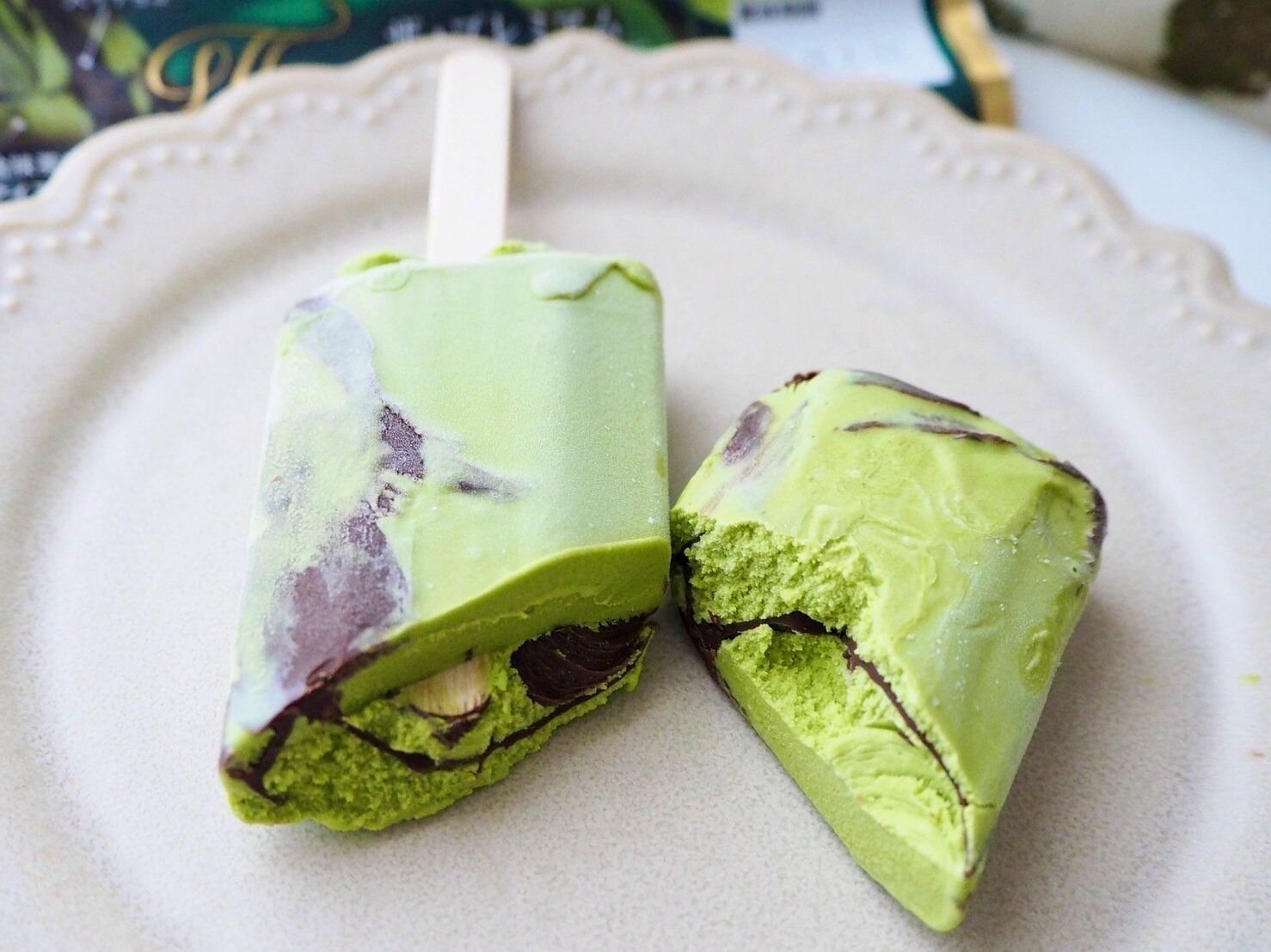 シャトレーゼ「チョコバッキー・ザ・プレミアム 京都産宇治抹茶」断面写真