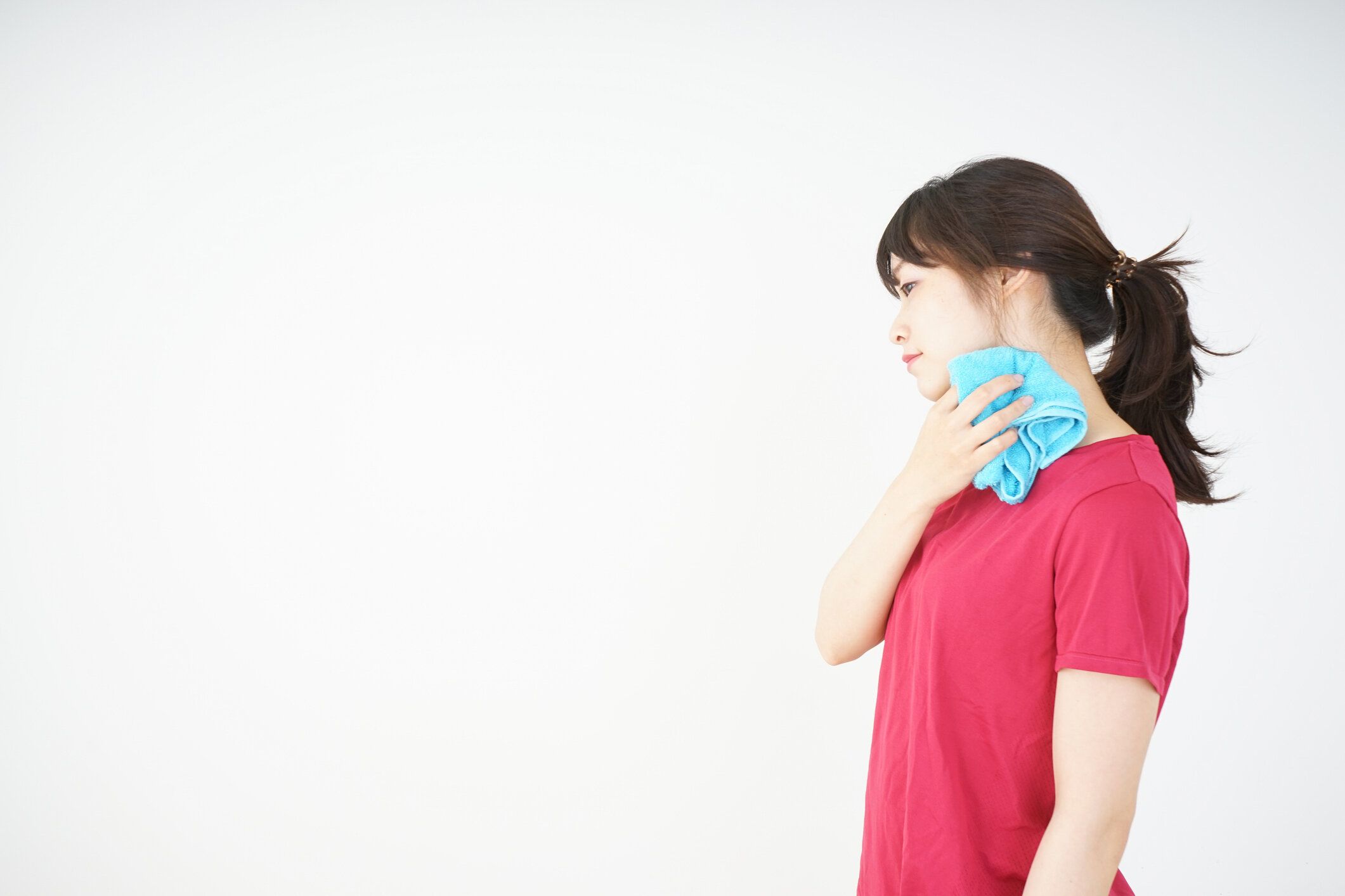 若い女性のスポーツ中の汗の乾燥