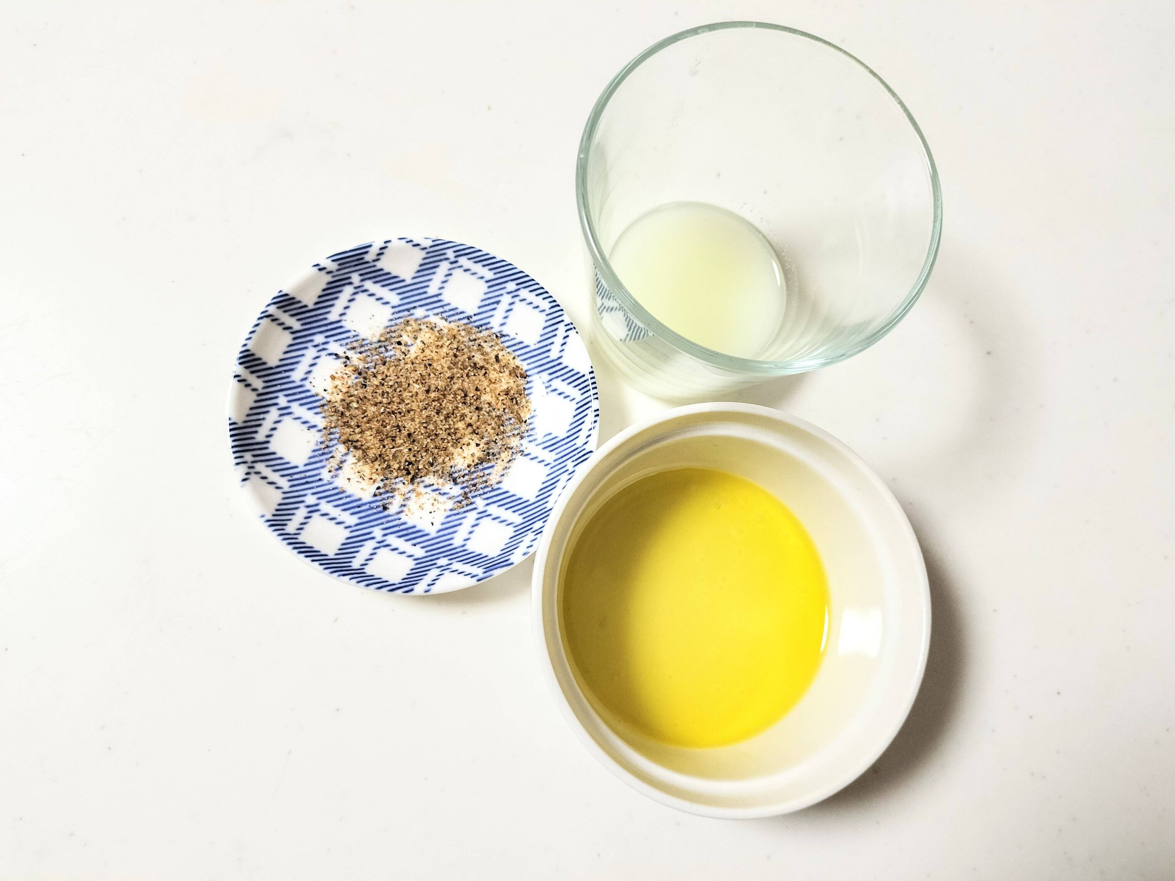 ホエイ、オリーブオイル、ミックススパイスの3つの材料